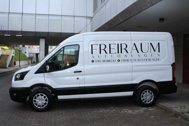 Fahrzeug der Freiraum Auflösungen GmbH mit Firmenbeschriftung vor dem Betriebshof in Berlin