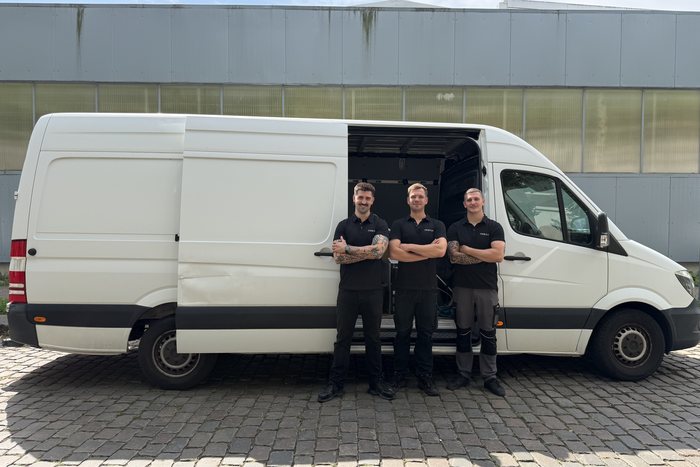 Julian und Lukas Hecht mit einem Mitarbeiter vor dem Transporter ihres Betriebs in Berlin