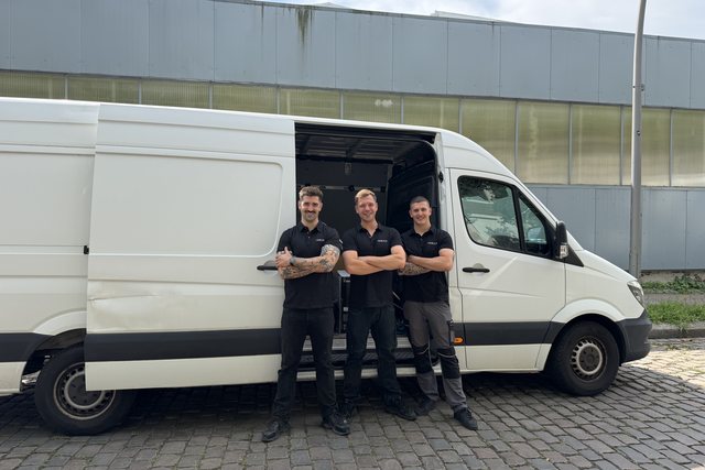 Julian und Lukas Hecht mit einem Mitarbeiter am Transporter ihres Familienbetriebs in Berlin
